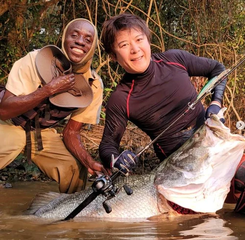 佐野 正登とガイド（アフリカ・ナイルパーチ釣行）