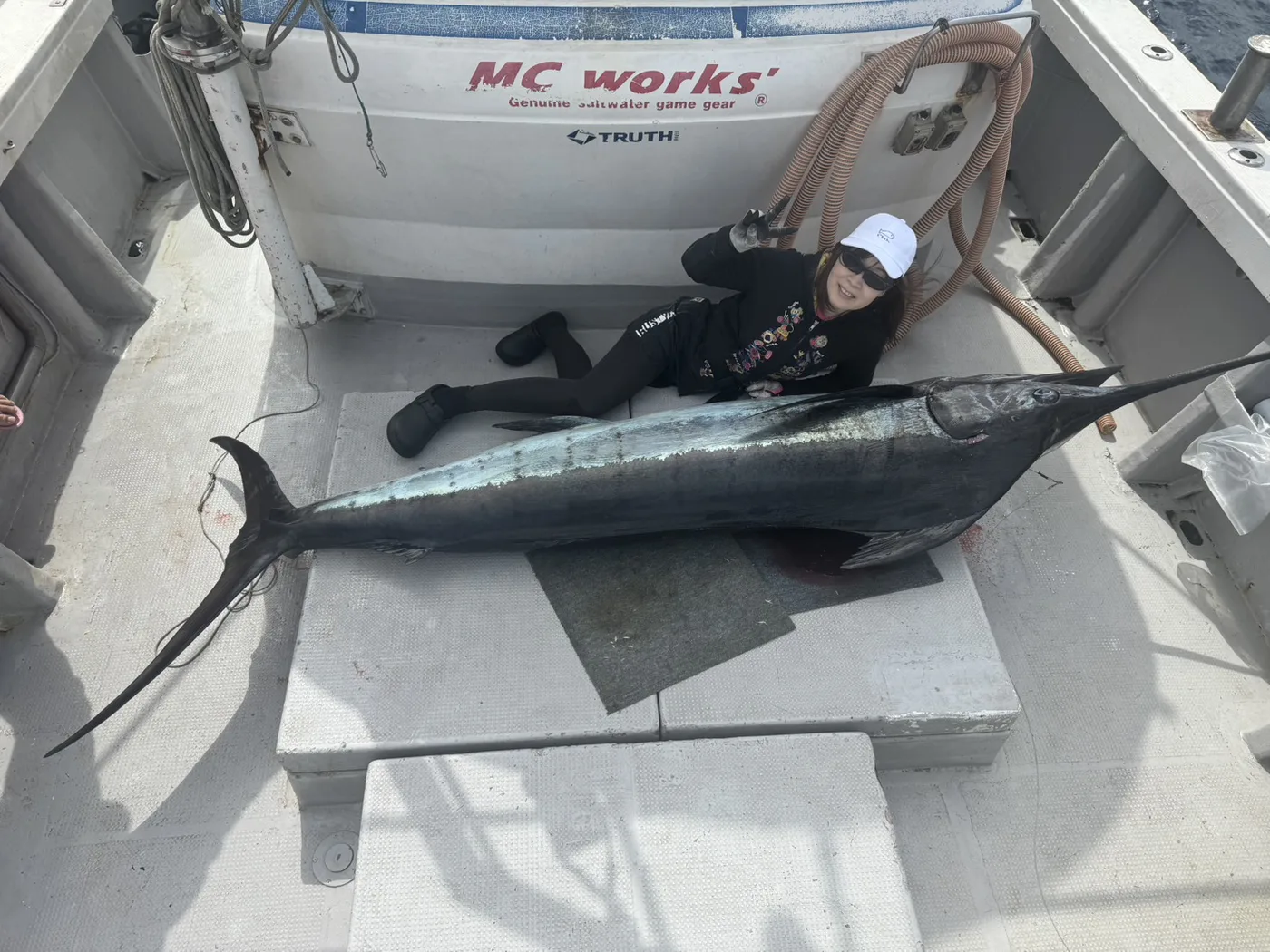 与那国島で釣り上げた大型カジキと参加者